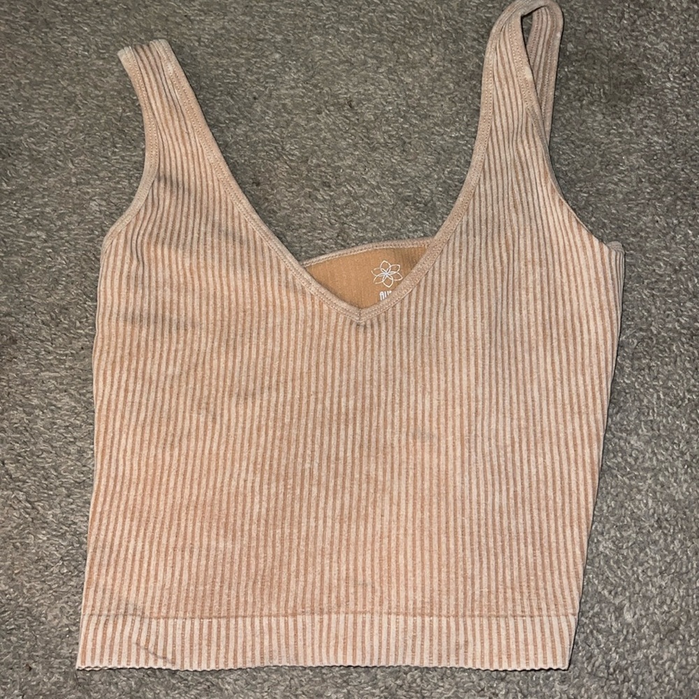 Women’s cropped tank tops